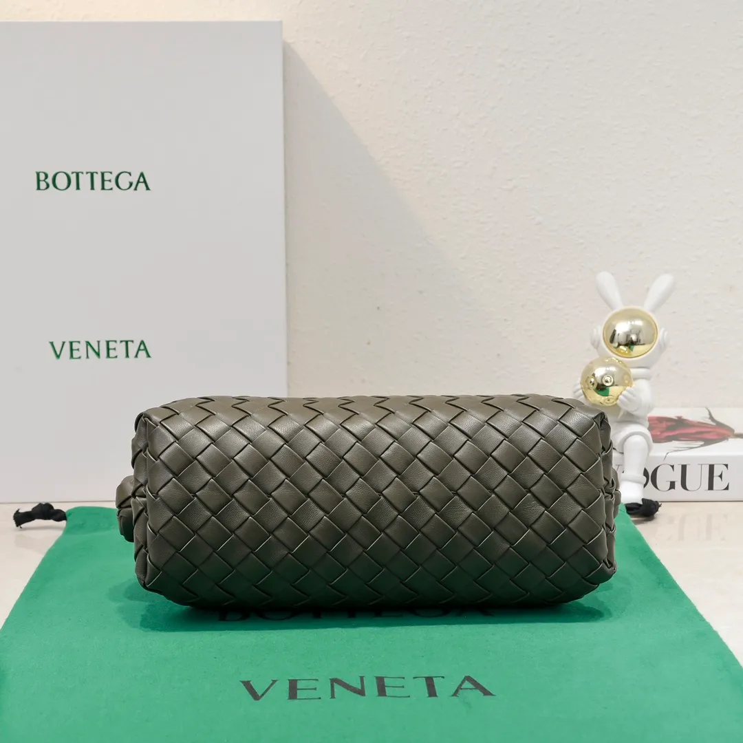 Batch 2260 Bitters Venetia 2024 summer series brings Lauren 1980 handbags back to the public eye. The design of the bag is inspired by ancient Roman architecture. It uses the brand's iconic Intrecciato lambskin woven bag body with a hard frame. No logo can be seen on the whole bag. It is equipped with a leather woven metal chain. When using it as a clutch, just put the chain directly in the bag ~ showing an elegant and timeless style. Decades later, when Lauren Hutton once again walked on the Bottega Venetia spring and summer show with this bag, the charm of the year still remains intact despite the passage of time. Size: 31.5*16.5*11 Style number: 5807#